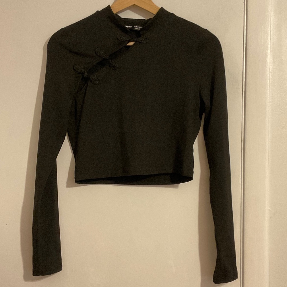 Women’s black cropped long sleeve